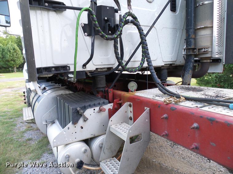 image for item DD8343 2013 International ProStar Plus semi truck