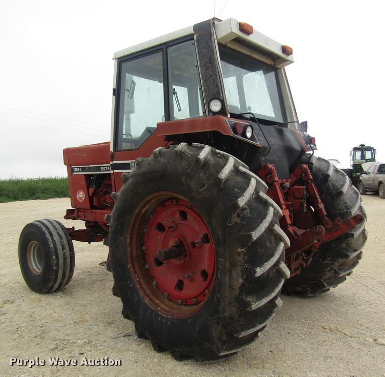 image for item DD8895 1979 International Harvester 1086 tractor