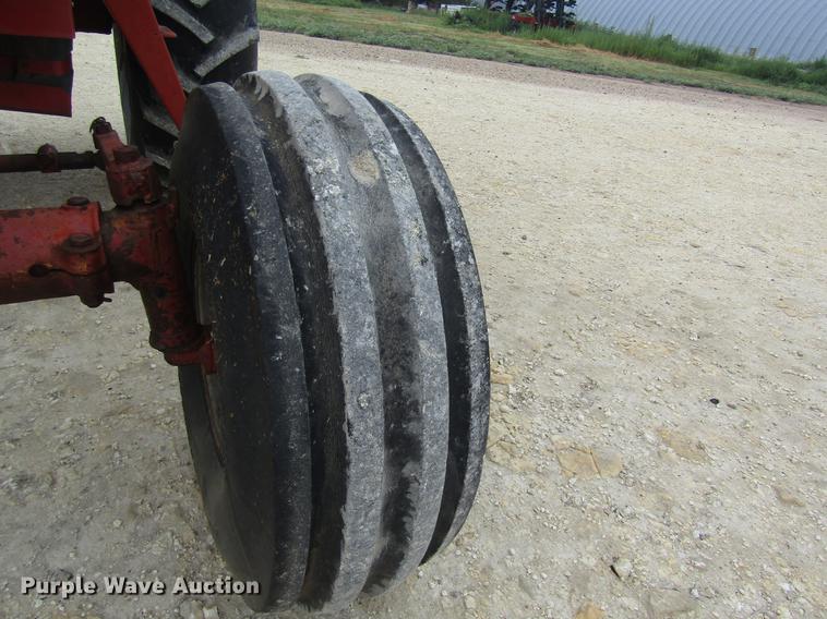 image for item DD8895 1979 International Harvester 1086 tractor