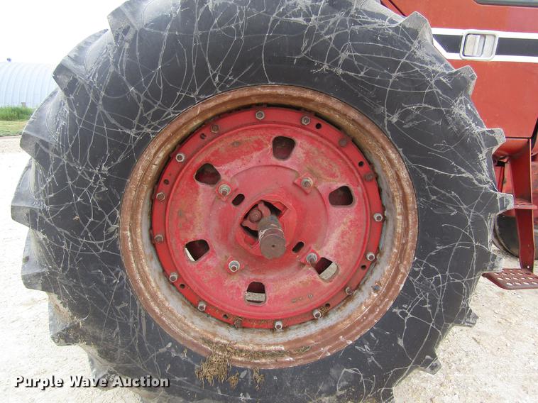 image for item DD8895 1979 International Harvester 1086 tractor