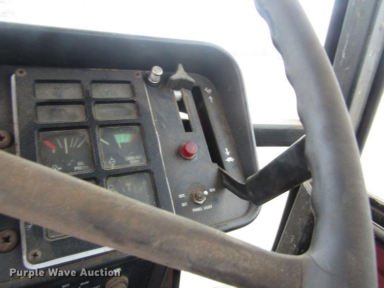 image for item DD8895 1979 International Harvester 1086 tractor