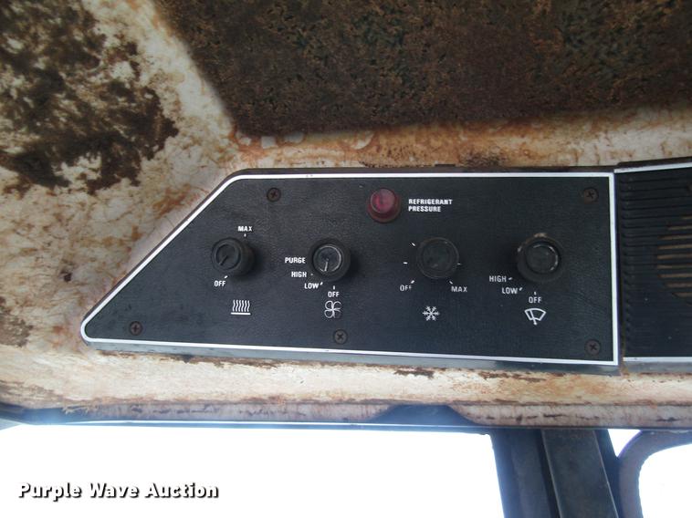 image for item DD8895 1979 International Harvester 1086 tractor