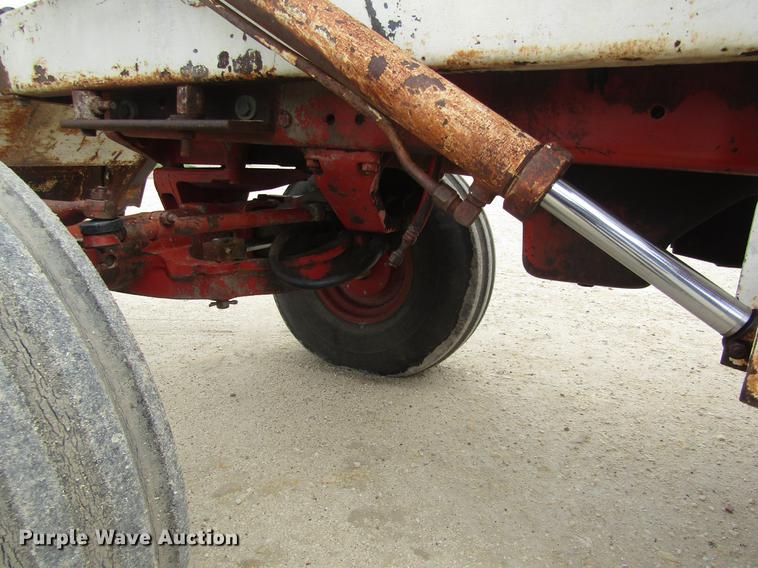 image for item DD8896 1972 International Harvester 1066 tractor