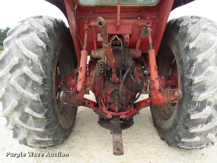 image for item DD8896 1972 International Harvester 1066 tractor
