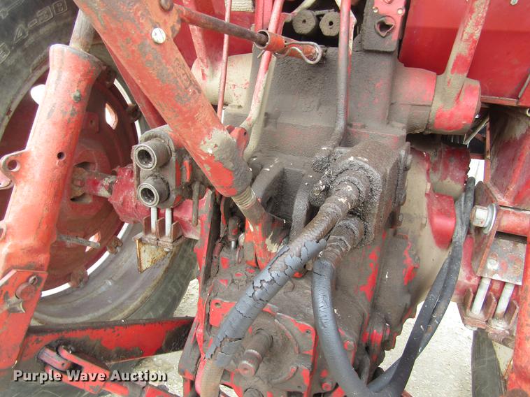 image for item DD8896 1972 International Harvester 1066 tractor