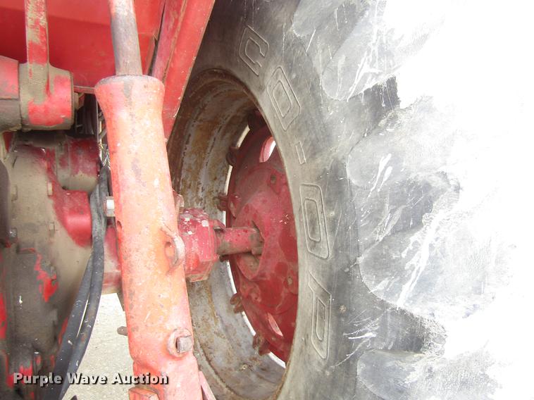 image for item DD8896 1972 International Harvester 1066 tractor