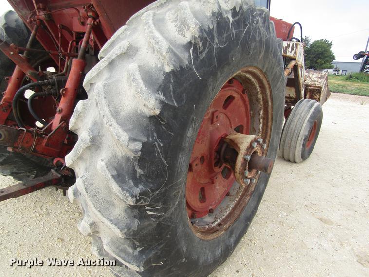 image for item DD8896 1972 International Harvester 1066 tractor