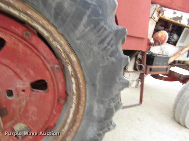 image for item DD8896 1972 International Harvester 1066 tractor