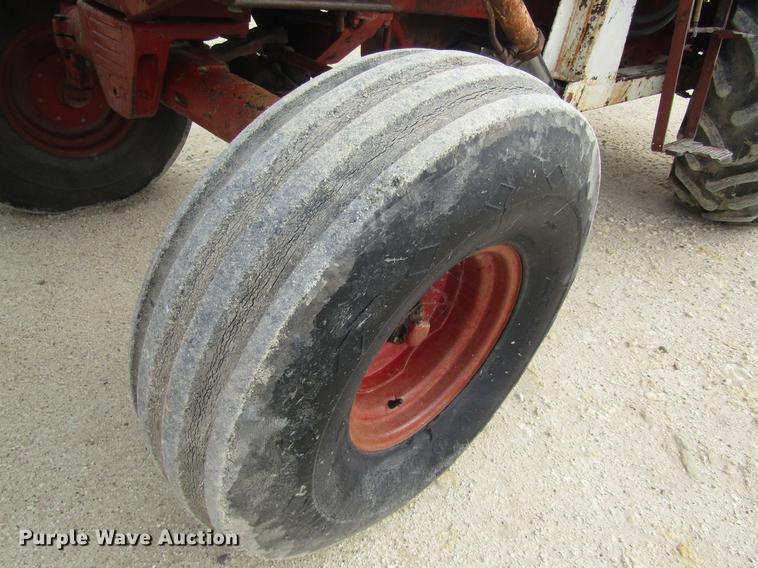 image for item DD8896 1972 International Harvester 1066 tractor