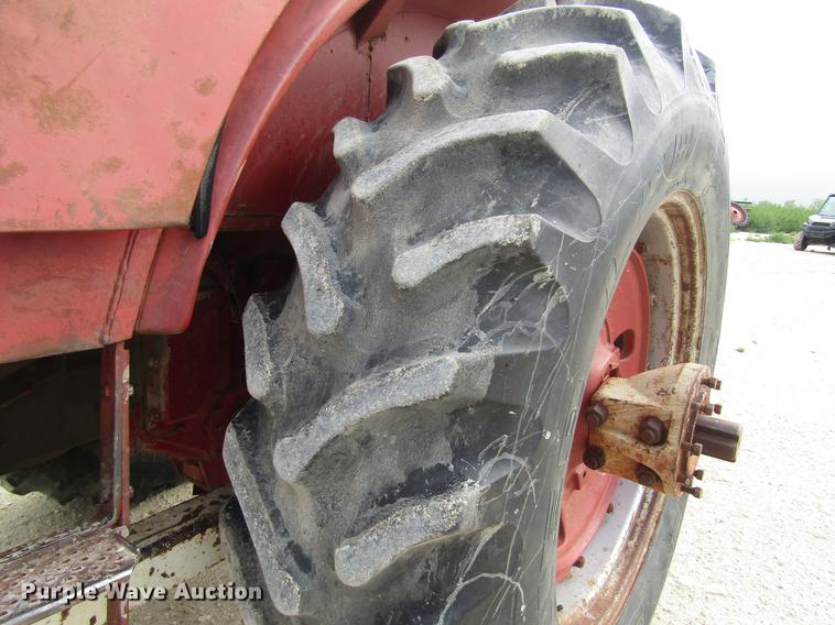 image for item DD8896 1972 International Harvester 1066 tractor