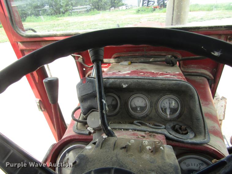 image for item DD8896 1972 International Harvester 1066 tractor