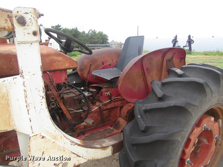 image for item DD8898 International Harvester tractor