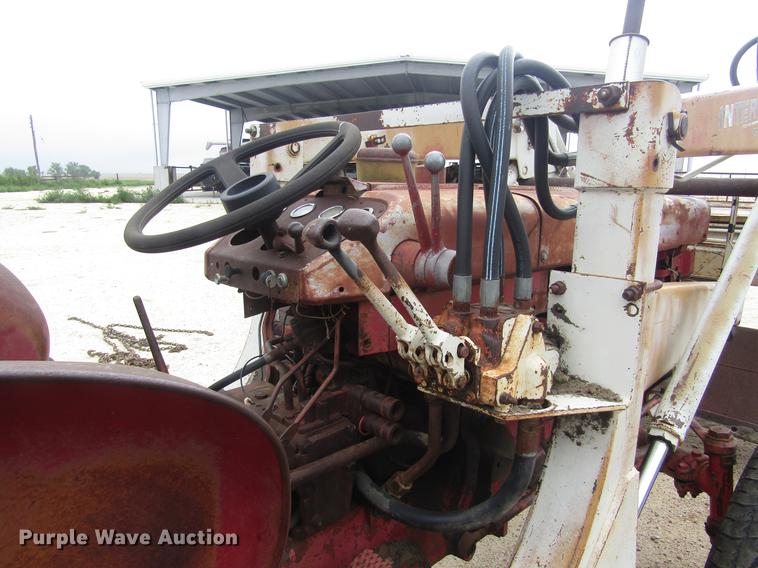 image for item DD8898 International Harvester tractor
