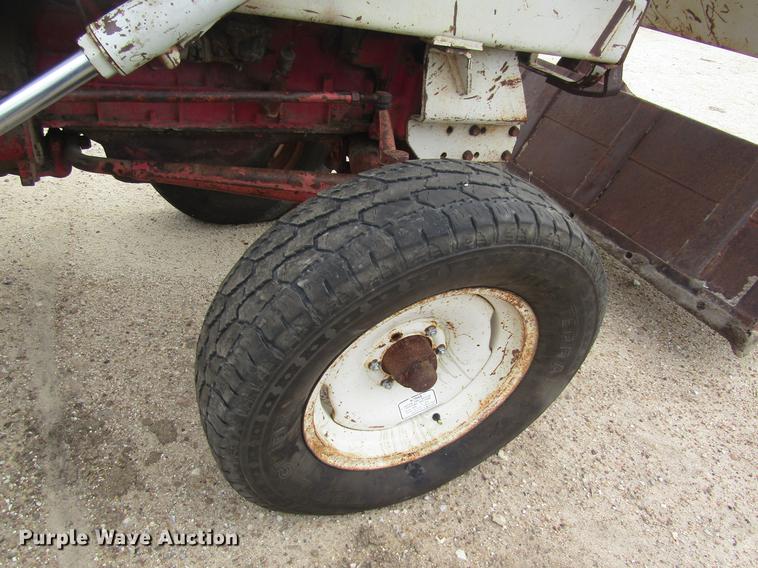 image for item DD8898 International Harvester tractor