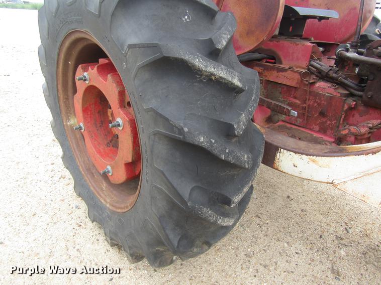 image for item DD8898 International Harvester tractor