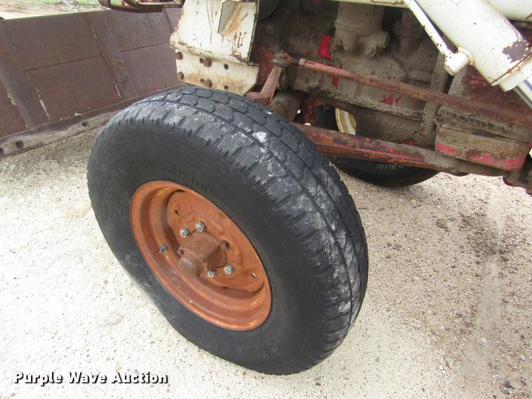 image for item DD8898 International Harvester tractor