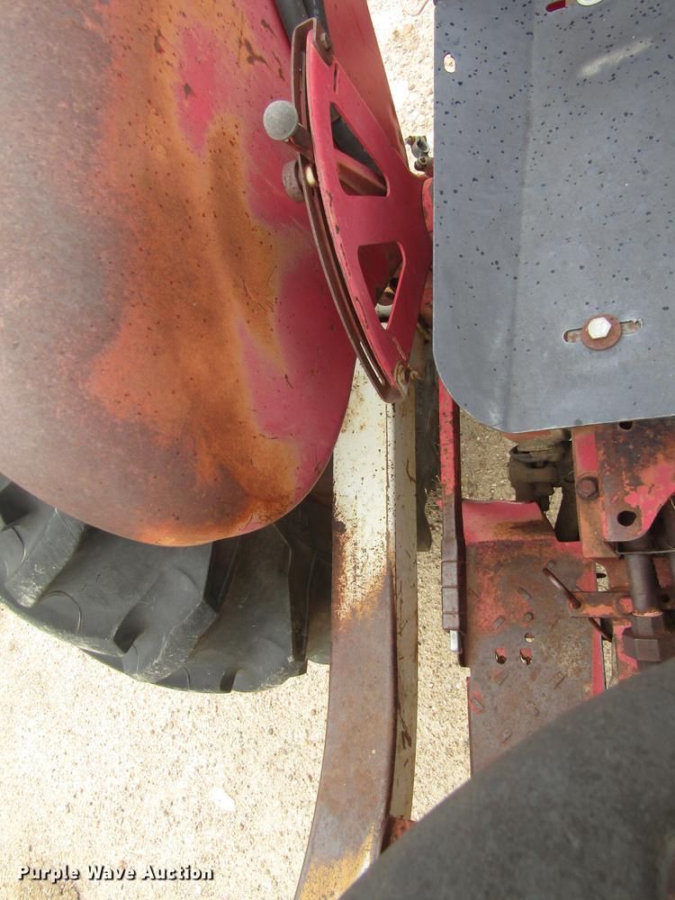 image for item DD8898 International Harvester tractor