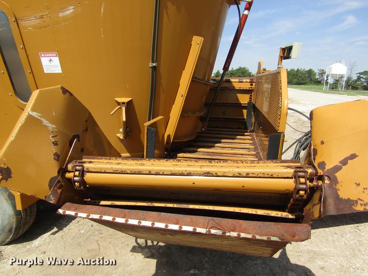 image for item DD8901 2009 HayBuster CMF-425 vertical feed mixer