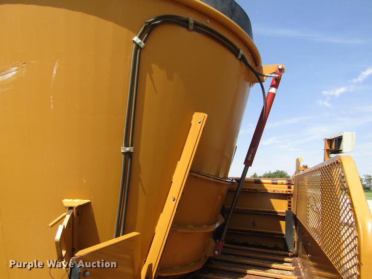image for item DD8901 2009 HayBuster CMF-425 vertical feed mixer