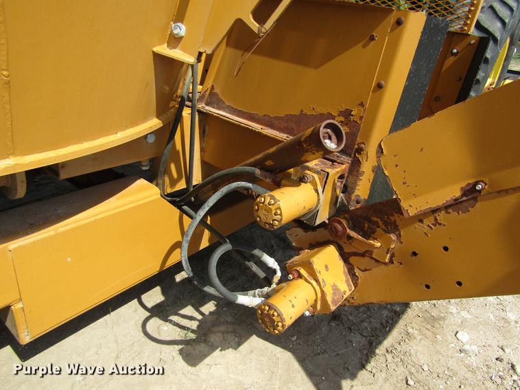 image for item DD8901 2009 HayBuster CMF-425 vertical feed mixer