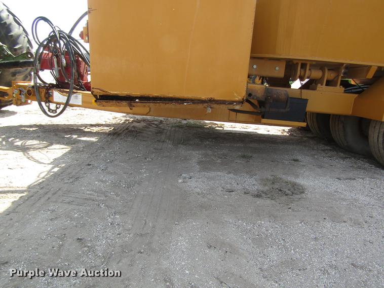 image for item DD8901 2009 HayBuster CMF-425 vertical feed mixer