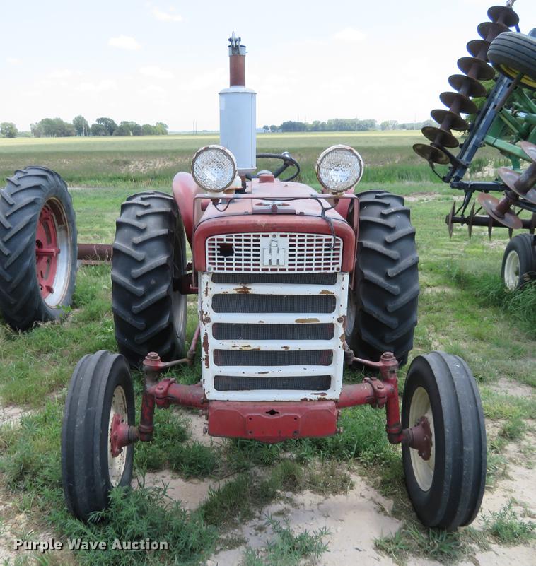 image for item DE6353 International 340 utility tractor