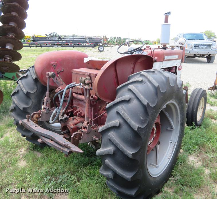 image for item DE6353 International 340 utility tractor