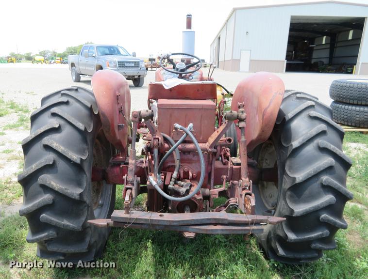 image for item DE6353 International 340 utility tractor