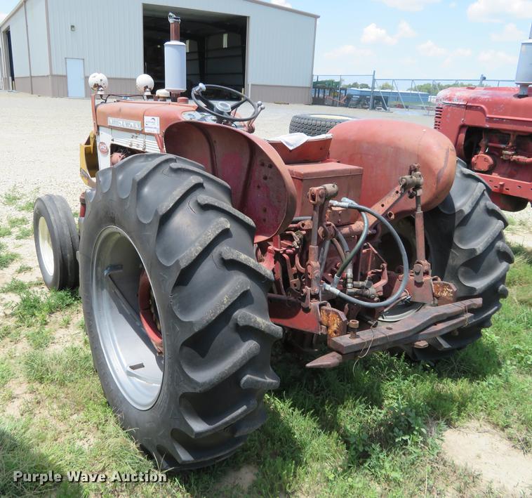 image for item DE6353 International 340 utility tractor