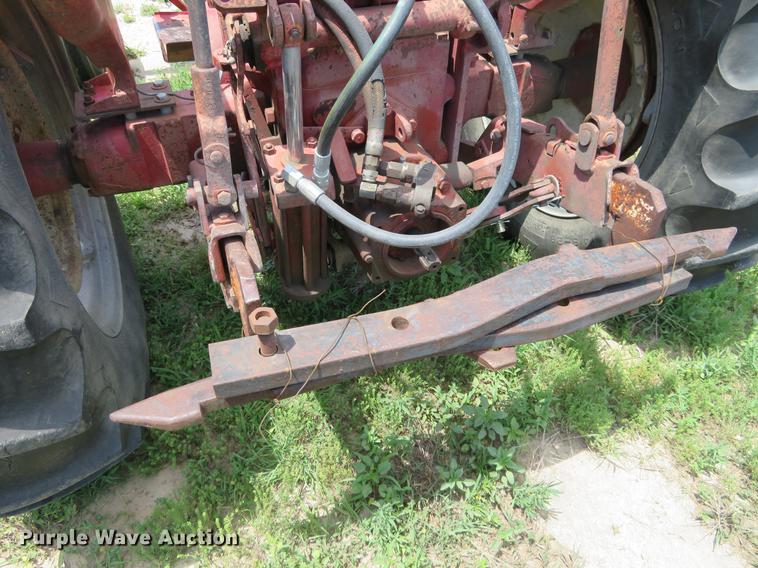 image for item DE6353 International 340 utility tractor