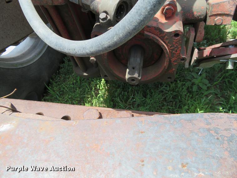 image for item DE6353 International 340 utility tractor