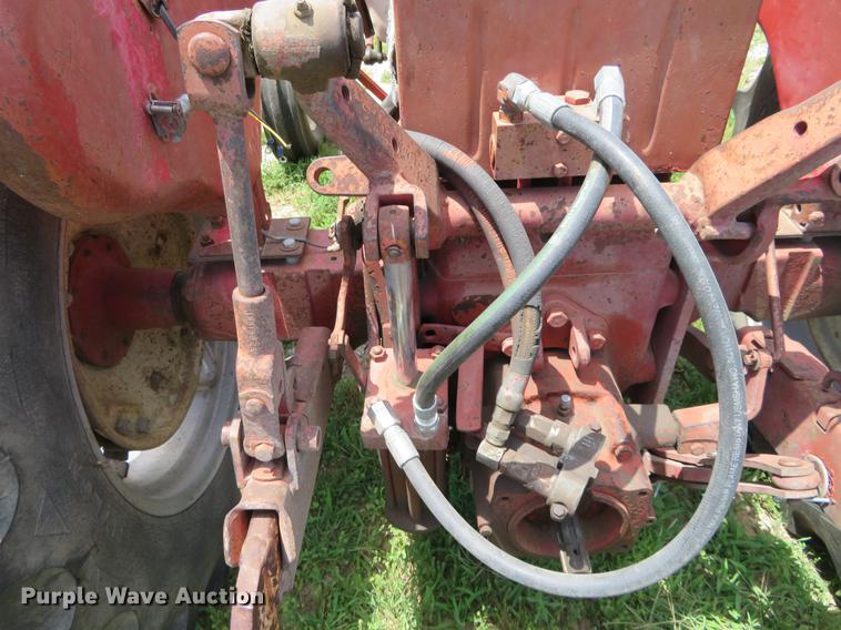 image for item DE6353 International 340 utility tractor