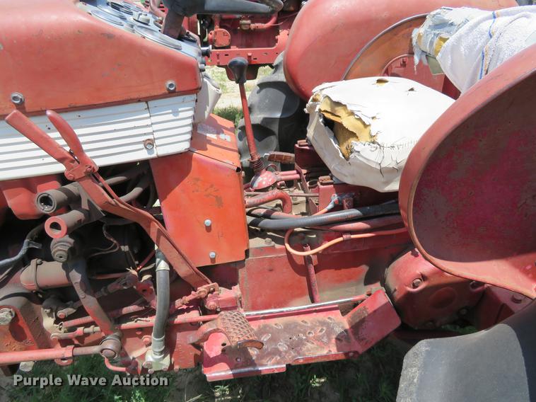 image for item DE6353 International 340 utility tractor