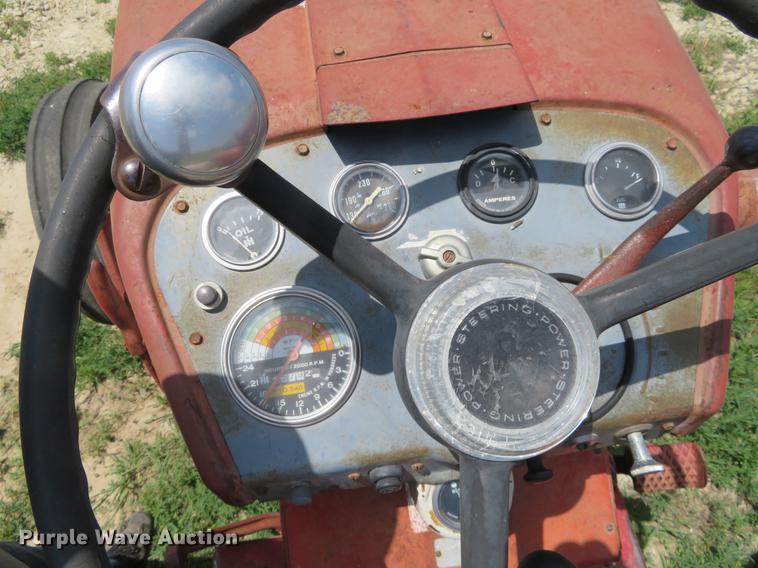 image for item DE6353 International 340 utility tractor