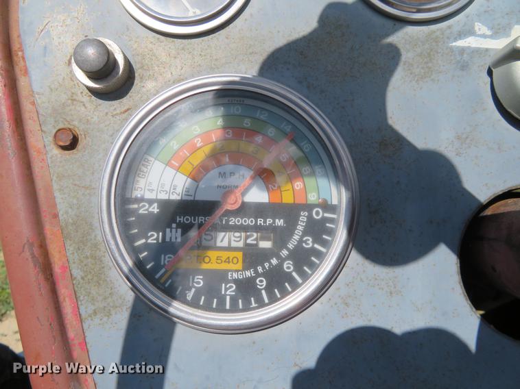 image for item DE6353 International 340 utility tractor