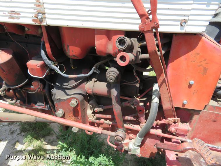 image for item DE6353 International 340 utility tractor