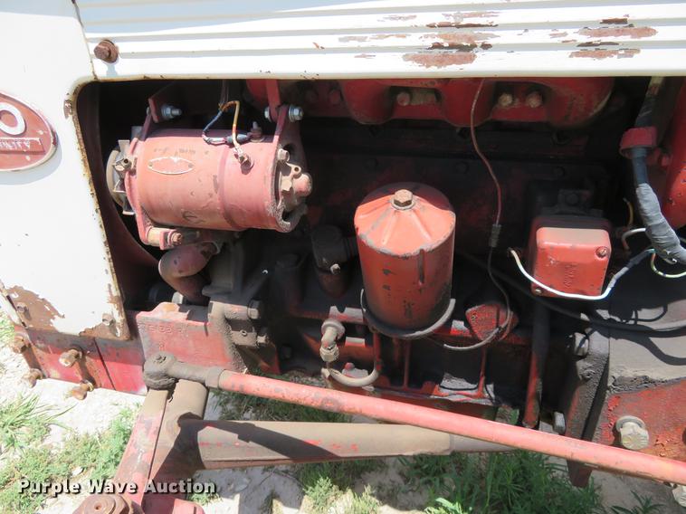 image for item DE6353 International 340 utility tractor