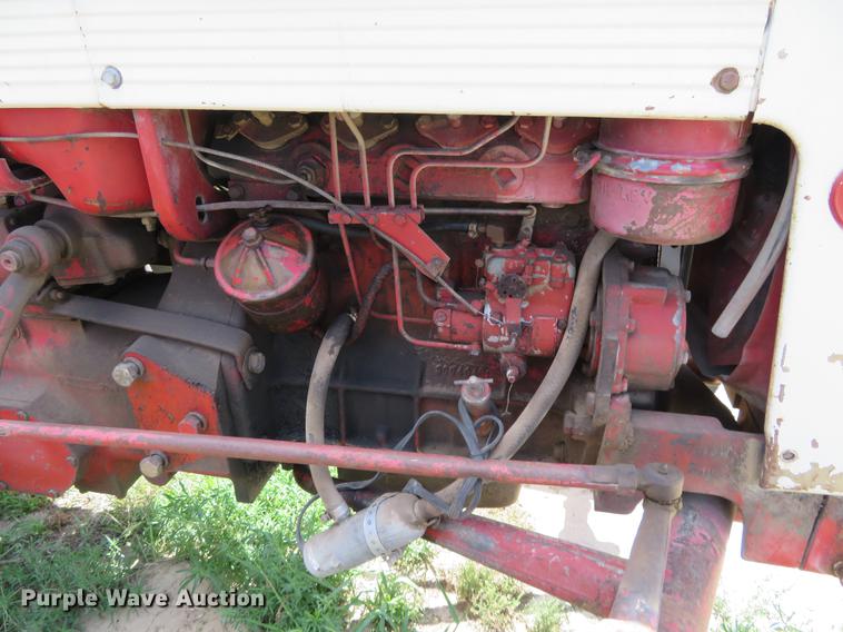 image for item DE6353 International 340 utility tractor