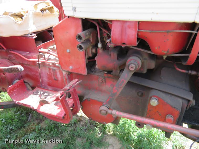 image for item DE6353 International 340 utility tractor