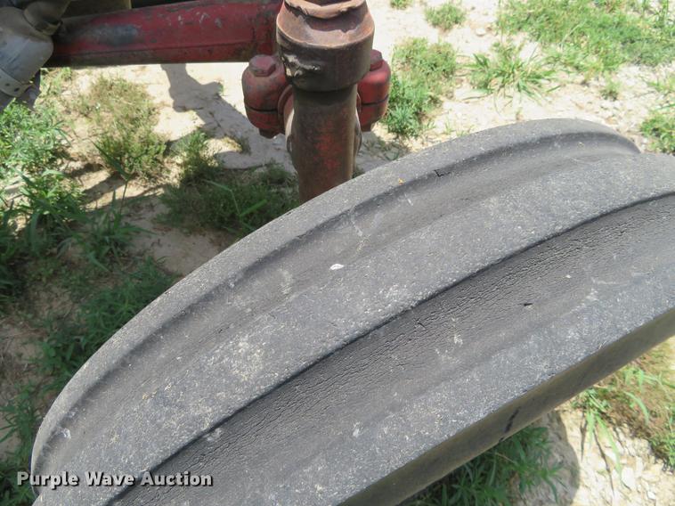 image for item DE6353 International 340 utility tractor