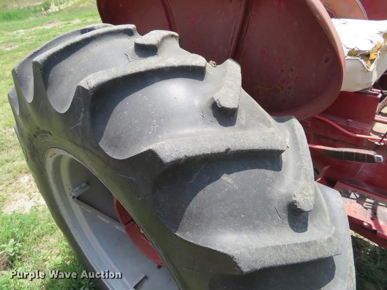 image for item DE6353 International 340 utility tractor