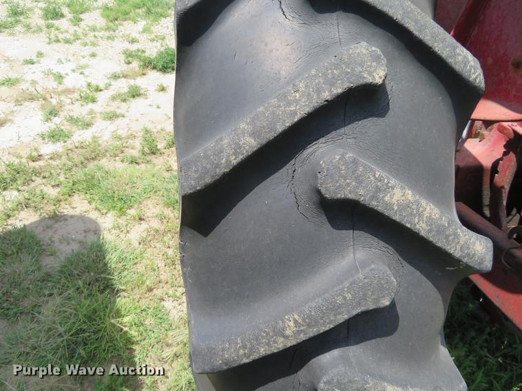 image for item DE6353 International 340 utility tractor