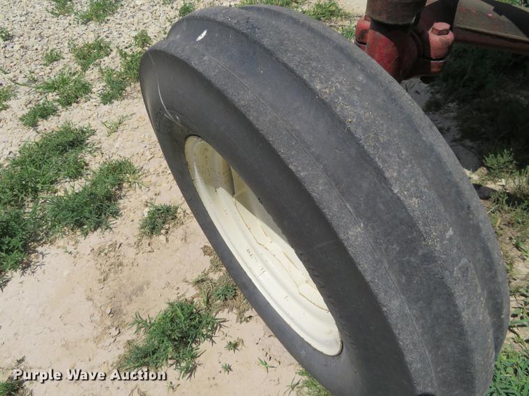 image for item DE6353 International 340 utility tractor