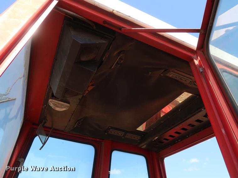 image for item DF2306 1976 Massey Ferguson 1135 tractor