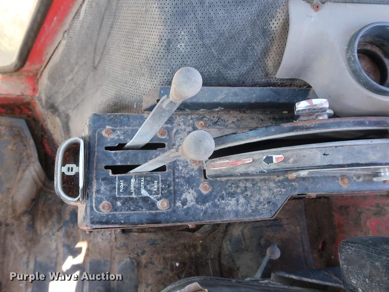 image for item DF2306 1976 Massey Ferguson 1135 tractor