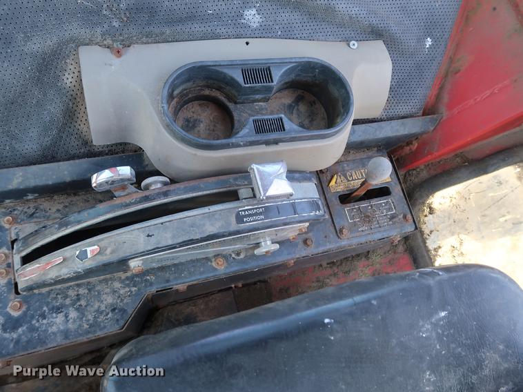 image for item DF2306 1976 Massey Ferguson 1135 tractor