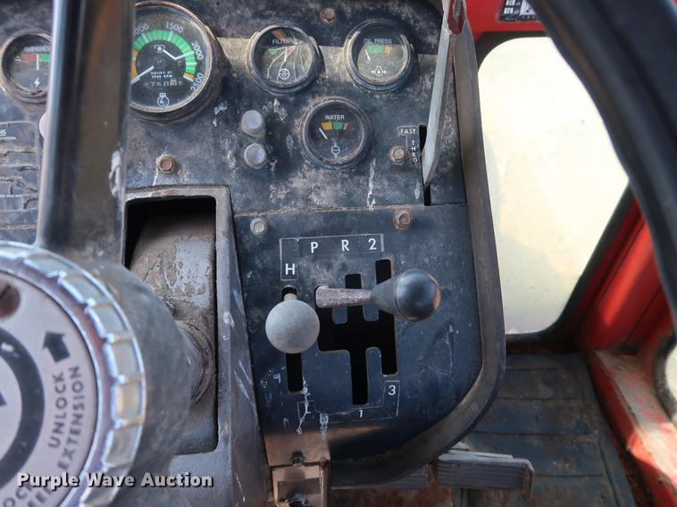 image for item DF2306 1976 Massey Ferguson 1135 tractor