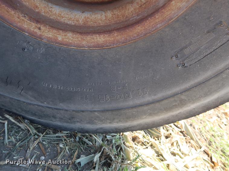 image for item DF2306 1976 Massey Ferguson 1135 tractor