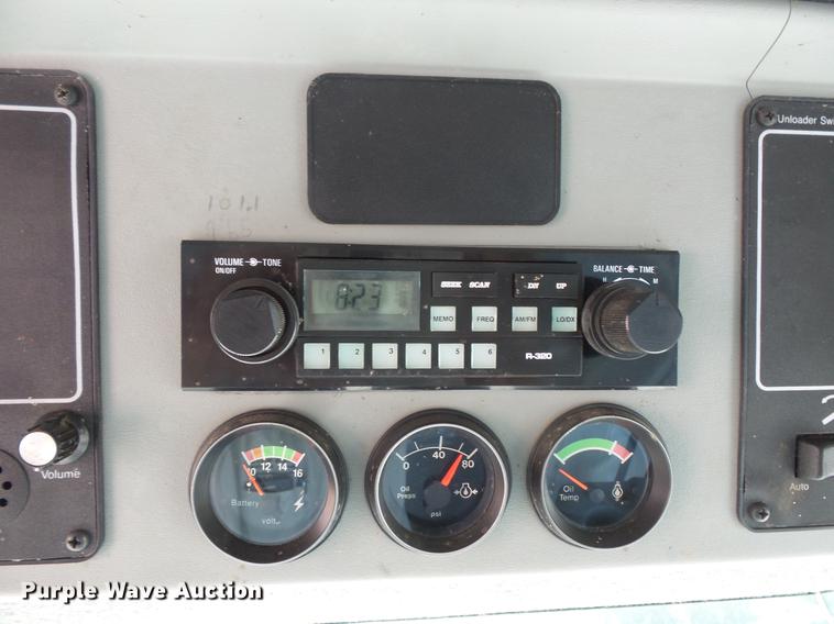 image for item DV9440 1992 Gleaner R52 combine