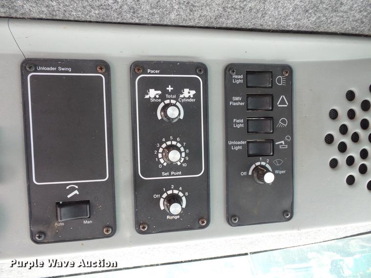 image for item DV9440 1992 Gleaner R52 combine